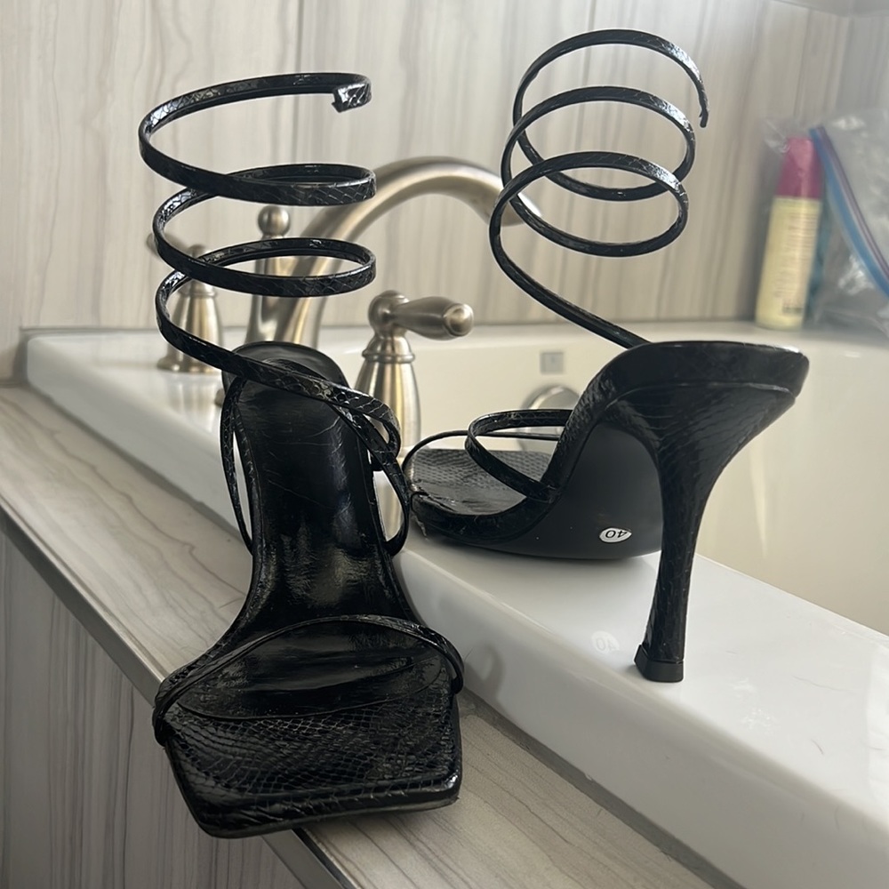 black shoe trend model - Picture 3 of 5